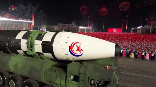 북한이 조선인민혁명군 창건 제 90주년이던 지난해 4월 25일 평양의 김일성광장에서 열병식을 개최할 당시 등장한 신형 대륙간탄도미사일(ICBM) ‘화성-17형’의 모습. 뉴시스·조선중앙TV 캡처