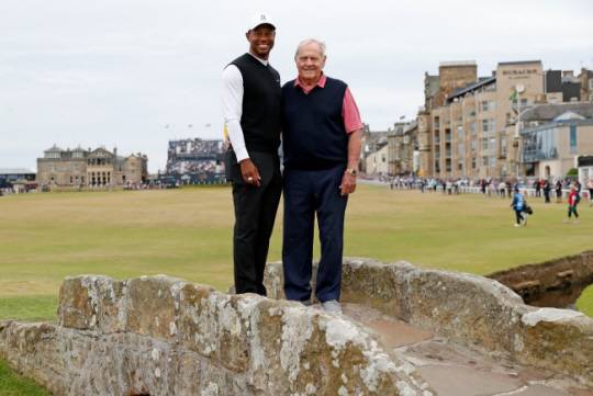 타이거 우즈(왼쪽)와 잭 니클라우스가 지난해 7월 스코틀랜드 세인트앤드루스 올드코스에서 열린 남자골프 메이저대회 디오픈 도중 스윌컨 다리에서 기념 사진을 찍고 있다. AP뉴시스