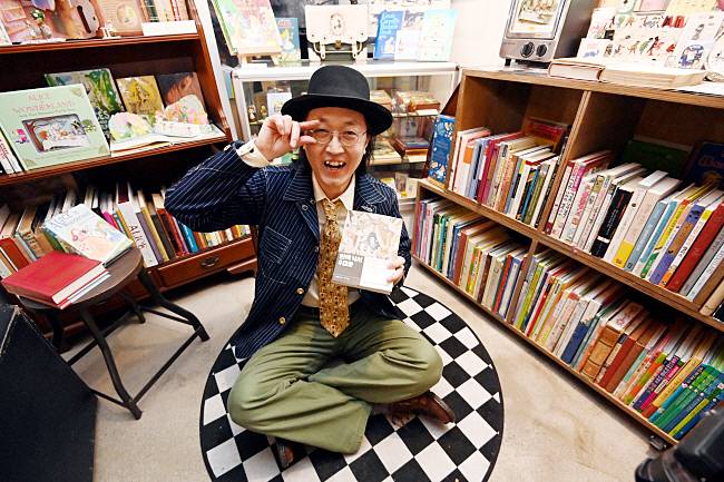 서울 은평구의 ‘이상한 나라의 헌책방’을 운영하는 윤성근이 최근 출간한 ‘헌책 낙서 수집광’을 들고 포즈를 취하고 있다. 박윤슬 기자