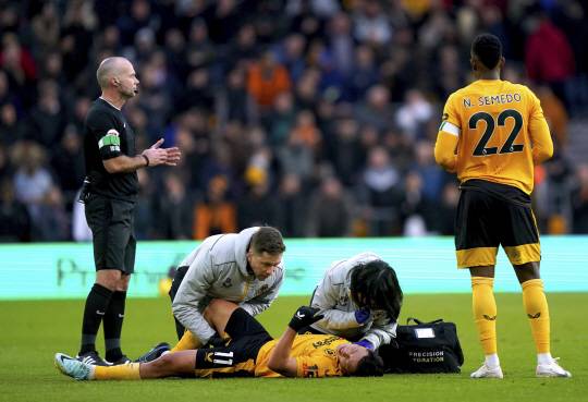 울버햄프턴 원더러스의 황희찬이 지난 5일 영국 울버햄프턴의 몰리뉴 스타디움에서 열린 리버풀과 EPL 경기에서 경기 중 햄스트링을 다쳐 치료를 받고 있다.AP뉴시스