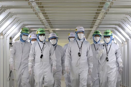 이재용(사진 앞줄 오른쪽 두 번째) 삼성전자 회장이 7일 삼성디스플레이 아산캠퍼스를 찾아 QD-OLED 생산라인을 둘러보고 있다.