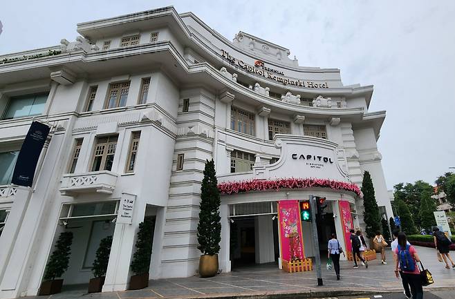 캐피톨 켐핀스키는 100년 넘은 싱가포르 문화유산이다.