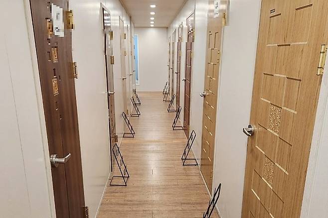 [제주=뉴시스] 지난 3일 제주도 자치경찰단에 청소년보호법상 청소년 출입제한 위반 혐의로 적발된 제주시 소재 A업소(룸카페) 내부 복도. 방 마다 문이 닫혀 내부를 확인할 수 없다. (사진=제주도 자치경찰단 제공) 2023.02.07. photo@newsis.com *재판매 및 DB 금지