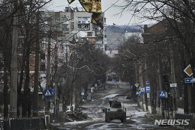 [바흐무트=AP/뉴시스] 우크라이나군이 지난해 12월21일 도네츠크주 바흐무트 시내를 험비 차량을 타고 경계 순찰하고 있다. 2023.02.07.