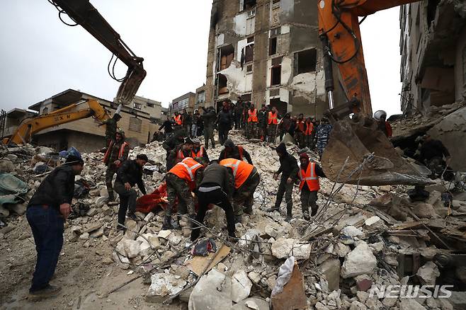 [하마=AP/뉴시스] 6일(현지시간) 시리아 하마에서 민방위대와 보안군이 지진으로 무너진 건물 잔해를 수색하고 있다. 이날 새벽 시리아 인근 튀르키예에서 발생한 지진으로 사망자 숫자가 늘어나고 있다. 2023.02.07.