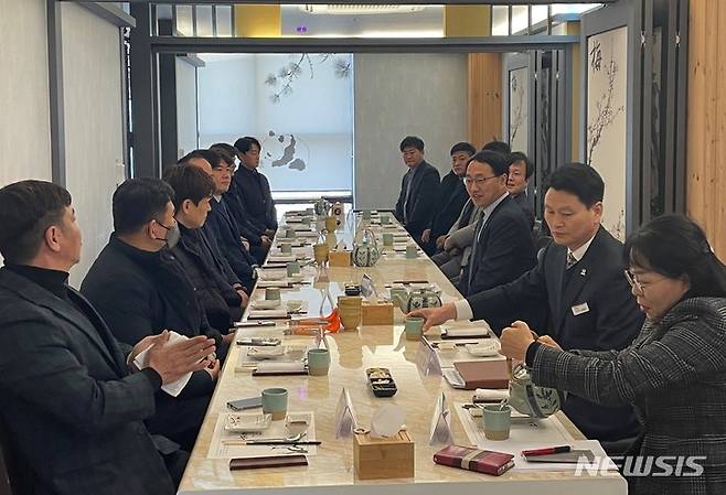 [거제=뉴시스] 홍정명 기자=최만림(오른쪽 세 번째) 경남도 행정부지사가 7일 거제시 한 식당에서 이현진 경남청년어업인연합회장 등 임원들과 해양수산정책 현장간담회를 하고 있다.(사진=경남도 제공)2023.02.07.  photo@newsis.com