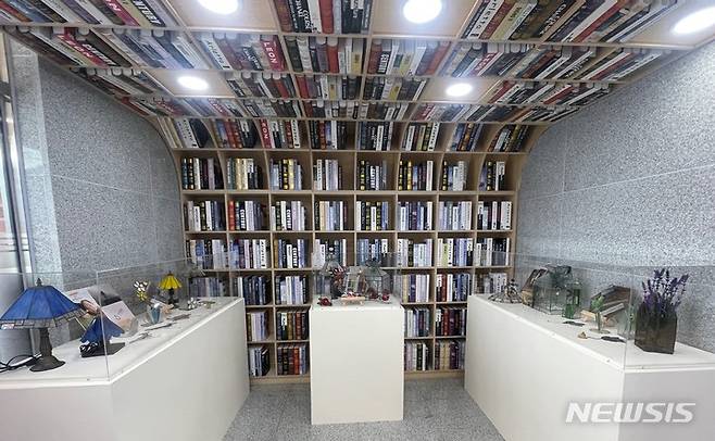 [김해=뉴시스] 경남 김해지혜의바다 도서관에 전시된 스테인드글라스 작품들. 7일부터 오는 18일까지 전시한다.(사진=경남교육청 제공)2023.02.07. photo@newsis.com