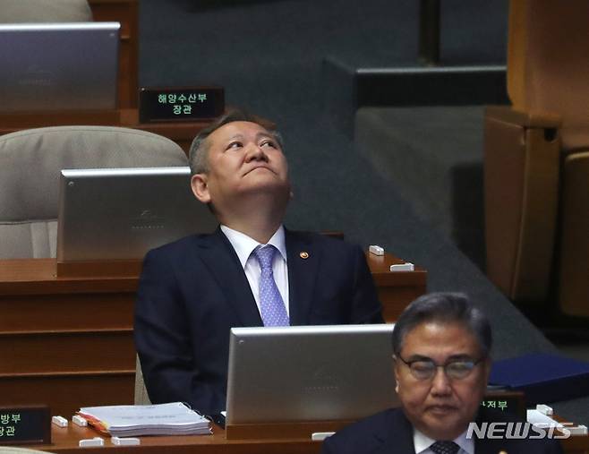 [서울=뉴시스] 전진환 기자 = 6일 오후 서울 여의도 국회에서 열린 제403회국회(임시회) 제2차 본회의에서 이상민 행정안전부 장관이 고개를 들어 위를 바라보고 있다.  2023.02.06. amin2@newsis.com