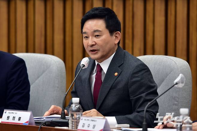 지난 6일 서울 여의도 국회에서 열린 국민의힘 공정한 시장질서 회복을 위한 화물 운송산업 정상화 방안 당·정협의회에서 원희룡 국토교통부 장관이 발언을 하고 있다. 윤창원 기자