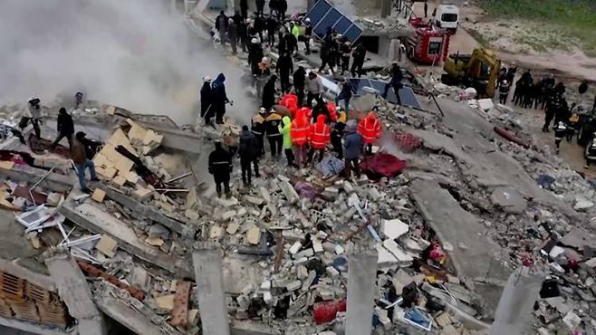 6일(현지시간) 시리아 북서부 반군 장악 지역 지진 피해 현장에서 구조 작업이 이뤄지고 있다. 연합뉴스