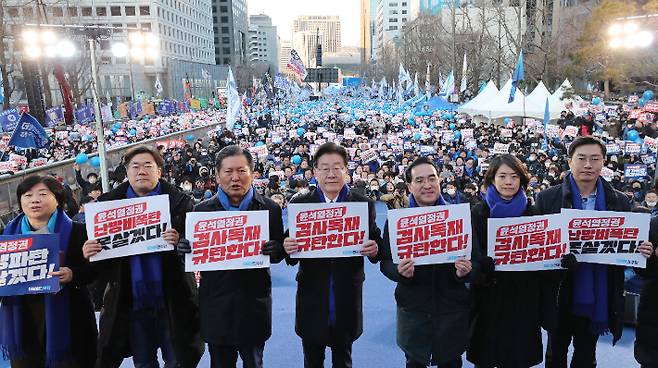 정부 규탄하는 민주당 지도부     (서울=연합뉴스) 류영석 기자 = 더불어민주당 이재명 대표, 박홍근 원내대표를 비롯한 당 지도부가 4일 오후 서울 숭례문 인근 세종대로에서 열린 윤석열 정권 민생파탄 검사독재 규탄대회에서 정부 규탄 손팻말을 들고 있다. 2023.2.4 [공동취재]     ondol@yna.co.kr (끝)   연합뉴스