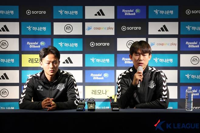 수원FC 윤빛가람(오른쪽)과 이승우. 한국프로축구연맹 제공