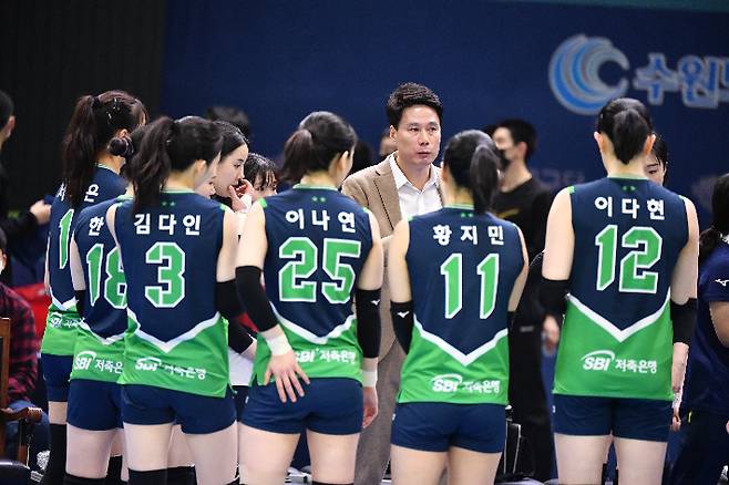 선수들에 지시를 내리는 현대건설 강성형 감독. 한국배구연맹