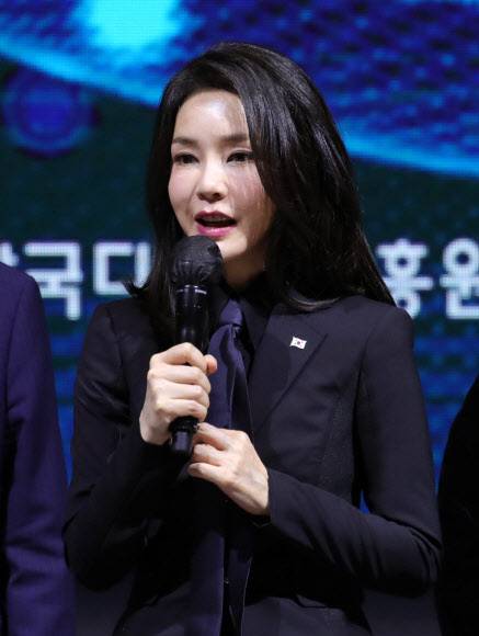 윤석열 대통령의 부인 김건희 여사가 지난달 31일 오후 경기 성남 분당구 코리아디자인센터에서 열린 디자인계 신년 인사회에 참석해 떡 케이크를 커팅하기 앞서 덕담하고 있다. 성남=뉴시스