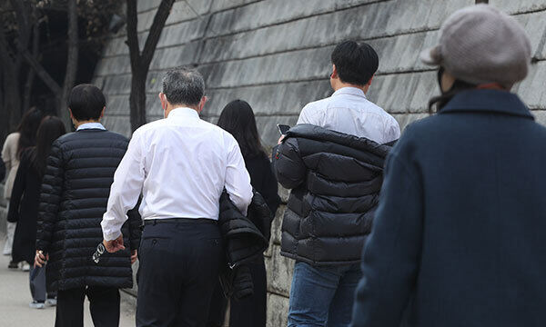 7일 오후 서울 청계광장에서 시민들이 겉옷을 벗고 산책하고 있다. 뉴스1
