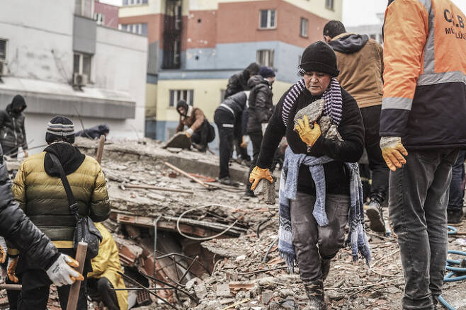 6일(현지시간) 튀르키예 가지안테프에서 주민들이 구조대와 함께 지진으로 파괴된 건물 잔해를 치우며 실종자 수색을 돕고 있다. 이날 새벽 발생한 지진과 여진으로 튀르키예와 시리아에서의 사망자 숫자가 늘어가고 있다. 가지안테프=AP/뉴시스