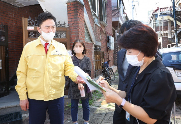 오언석(왼쪽 첫 번째) 서울 도봉구청장이 동주민센터 직원들과 함께 위기 가구를 방문해  현장 조사를 하고 있다. 도봉구 제공