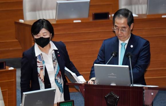 서영교 더불어민주당 의원이 7일 오후 서울 여의도 국회에서 열린 제403회 국회(임시회) 제3차 본회의 경제 분야 대정부 질문에서 질의에 답변중인 한덕수 국무총리 옆을 지나고 있다. 2023.2.7. 도준석 기자