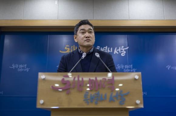 오신환 서울시 정무부시장이 7일 서울시청 브리핑룸에서 이태원 참사 희생자 분향소와 관련한 서울시의 입장에 대해 밝히고 있다.  연합뉴스