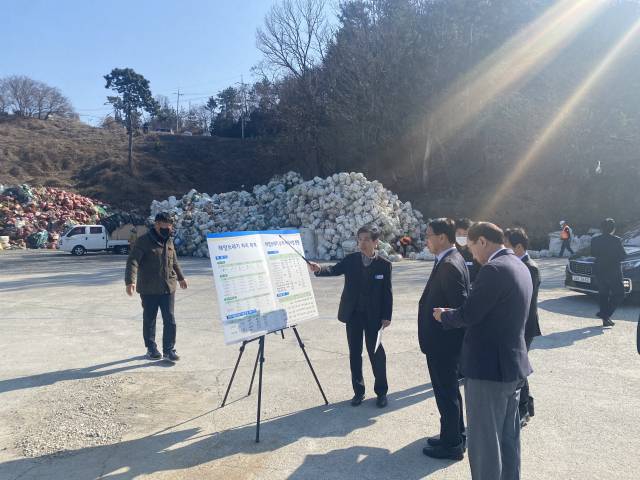 최만림 경남도 행정부지사가 7일 거제에서 청년어업인의 현장 목소리를 듣는 간담회를 갖고, 어업용 폐스티로폼 감용장을 방문해 근무자들의 의견을 청취했다. /사진제공=경남도