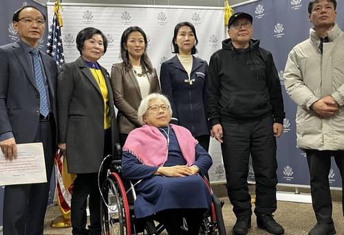 (서울=연합뉴스) 오수진 기자 = 7일 오전 종로구 주한미국대사관에서 납북자 가족 대표들을 만난 정박 미국 국무부 동아시아태평양 부차관보 겸 대북특별부대표(왼쪽에서 세번째)와 이신화 북한인권국제협력대사(왼쪽에서 네번째)의 모습. 2023.2.7