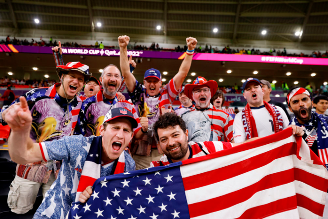 카타르월드컵에서 미국을 응원하고 있는 미국축구팬들. 게티이미지