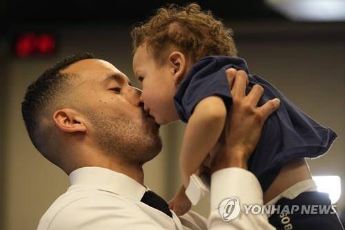 미네소타와 계약 후 첫 아이를 안은 카를로스 코레아 [AP=연합뉴스]