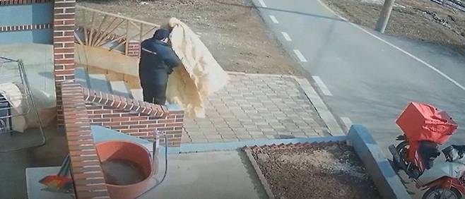 빨래를 정리하고 간 탁현수 집배원 [SNS 캡처. 재판매 및 DB 금지]