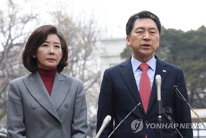 김기현-나경원, 회동 마치고 입장 발표 (서울=연합뉴스) 이지은 기자 = 국민의힘 김기현 당 대표 후보와 나경원 전 의원이 7일 오후 서울 중구 달개비 앞에서 전당대회 관련 입장을 발표하고 있다.  2023.2.7 jieunlee@yna.co.kr