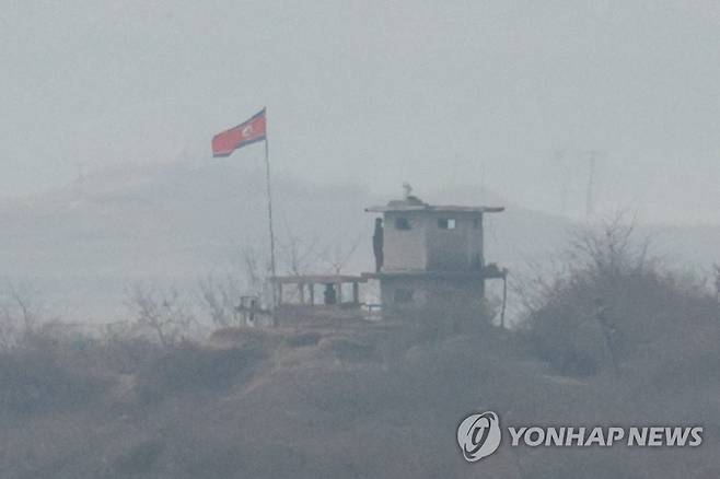 초소 근무 중인 북한군 (파주=연합뉴스) 서대연 기자 = 6·25전쟁 정전 70주년을 맞은 가운데 7일 오후 경기도 파주시 판문점 3초소에서 바라본 북한측 초소에 북한군이 근무하고 있다. 2023.2.7 dwise@yna.co.kr