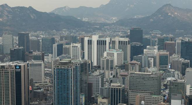 서울 남산에서 바라본 기업, 은행 등 빌딩이 밀집한 도심 풍경. (사진=연합뉴스)