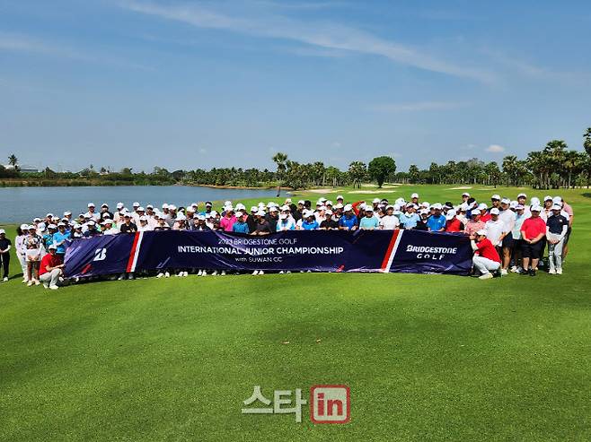 대회 참가자들 경기에 앞서 기념촬영하고 있다. (사진=석교상사)