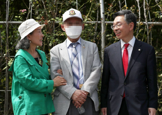 6·25전쟁 당시 북한에 끌려가 강제노역을 하다 탈북한 국군포로 한재복 씨가 8일 별세했다. 지난 2020년 한씨와 변호인 등이 북한과 김정은 국무위원장을 상대로 낸 손해배상 소송에서 이긴 뒤 기뻐하고 있다. (사진=연합뉴스)