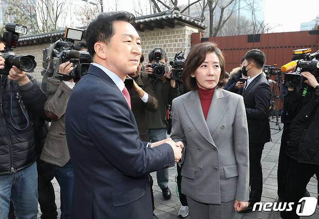 나경원 국민의힘 전 원내대표가 7일 오후 서울 중구 달개비 앞에서 김기현 당대표 후보와 입장 발표를 마친 후 악수하고 있다.  ⓒ News1 안은나 기자