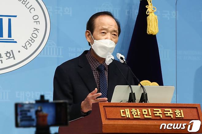 장기표 국민의힘 대선 예비후보가 12일 국회 소통관에서 이재명 더불어민주당 대선 예비후보의 '대장동 게이트'에 대한 국정조사 등 진상규명을 촉구하는 기자회견을 하고 있다.  2021.9.12/뉴스1 ⓒ News1 이동해 기자