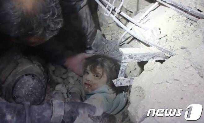 7일(현지시간) 튀르키예(터키)·시리아 대지진으로 붕괴된 건물 속에서 혼자 몇 시간씩 갇혀있던 4살 소녀 누르가 극적으로 구조됐다. (화이트헬멧 영상 갈무리)