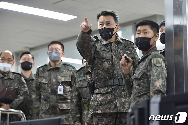 김승겸 합참의장이 1일 육군 제1방공여단을 방문해 방공작전현황을 보고 받고 있다. (합참 제공) 2023.1.1/뉴스1 ⓒ News1 신웅수 기자