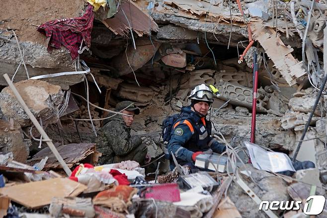 지난 7일(현지시간) 규모 7.8의 강진이 강타한 시리아 자블레에서 러시아 구조대원들이 무너진 건물 잔해 속에서 수색 작업을 하고 있다. ⓒ AFP=뉴스1 ⓒ News1 우동명 기자