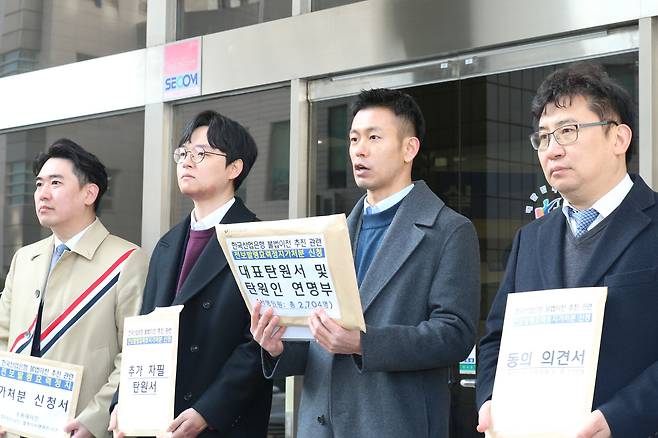 한국산업은행 노조는 8일 서울남부지법에 산은 본점 부산이전에 대한 '전보발령 효력정지 가처분신청'을 제출했다고 밝혔다.(산은 노조 제공)