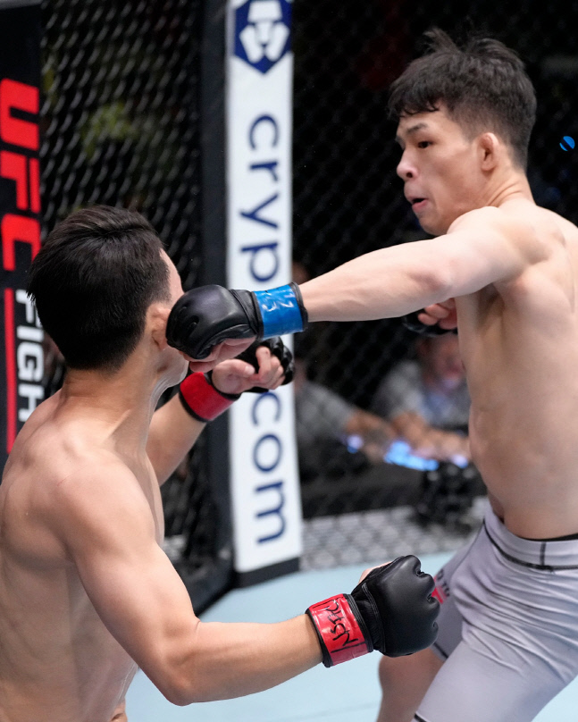 박현성이 최승국(왼쪽)을 공격하고 있다. 사진 | UFC