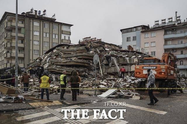 지진으로 인해 파괴된 건물에서 구조작업을 하고 있는 구조대원들./가지에프(터키)=AP.뉴시스