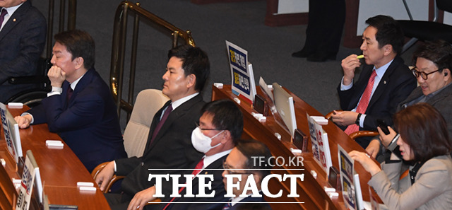 앞뒤 자리에 앉은 안철수 의원과 김기현 의원.