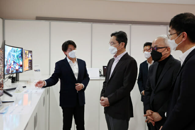 이재용 삼성전자 회장이 7일 삼성디스플레이 아산캠퍼스에서 전시된 디스플레이 제품을 보며 설명을 듣고 있는 모습(사진=삼성전자)