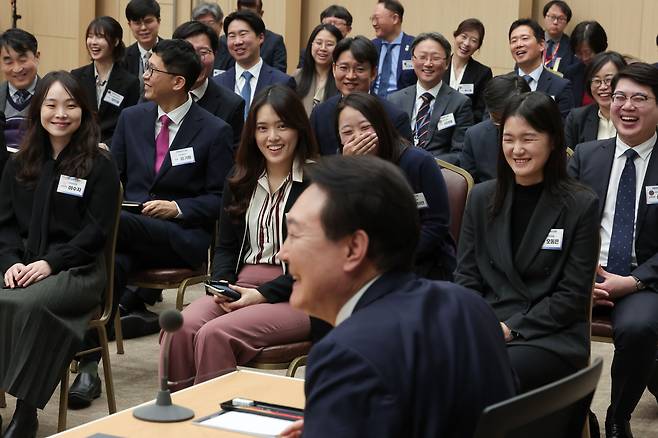 MZ 공무원 만난 尹 “기업이란 생각으로 정책 펼쳐야” - 윤석열 대통령이 7일 정부세종청사에서 열린 ‘대통령과의 대화’에서 공무원들과 대화하고 있다. 이날 행사에는 MZ세대 70명을 포함해 150여 명의 공무원이 참석했다. /대통령실