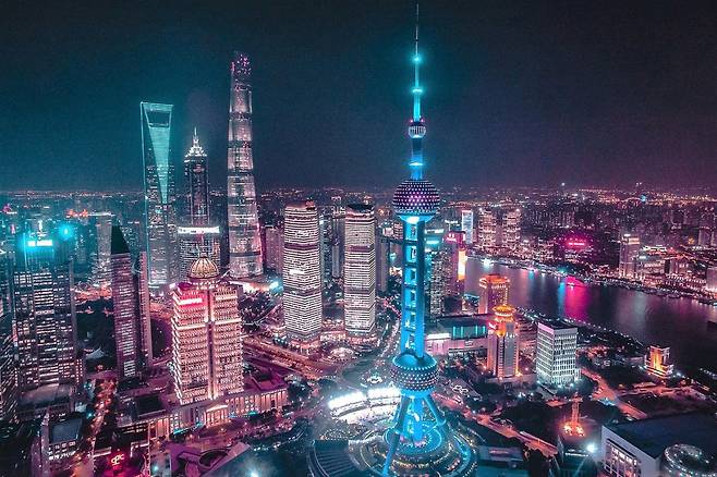 향후 한-중 무역은 품목에 따라 선택적으로 교류가 늘거나 줄거나 하는 형태가 될 것으로 전문가들은 전망하다. 사진은 중국 상하이의 야경./로드리고 아르젠톤(2018년, 위키피디아)