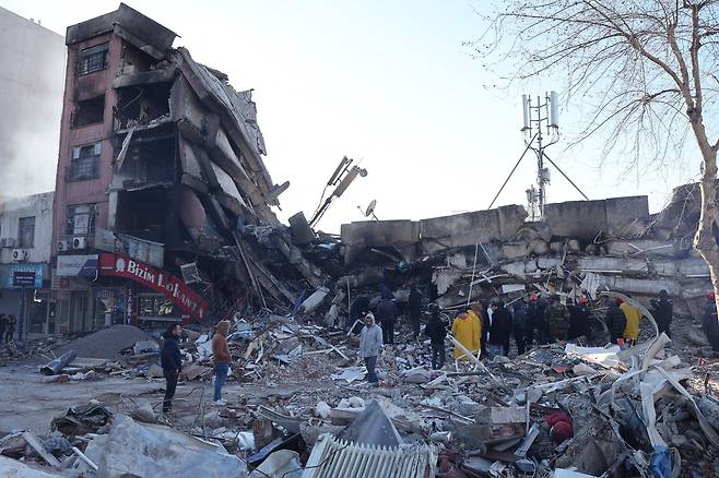 지난 7일(현지시각) 지진으로 무너진 잔해에서 생존자를 수색하는 튀르키예 구조대원. /AFP 연합뉴스