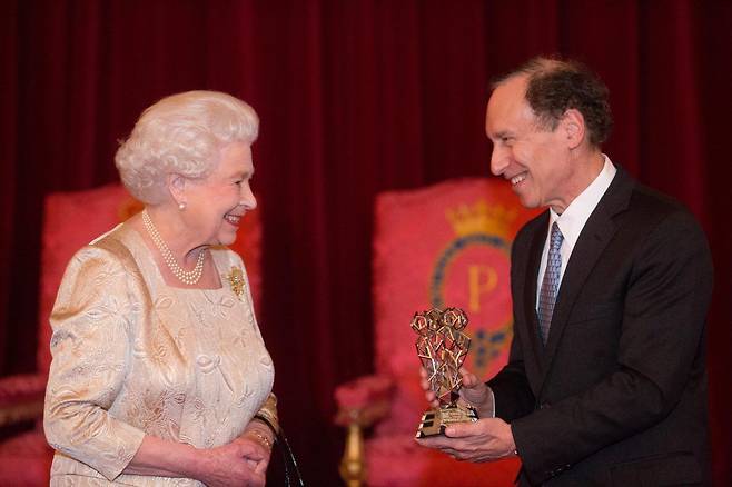 엘리자베스 여왕 공학상은 공학 분야의 노벨상을 만들겠다는 취지로 2012년 엘리자베스 여왕의 즉위 60주년을 기념해 제정됐다. 사진은 2015년 엘리자베스 여왕이 미 MIT의 로버트 랭거 교수에게 상을 수여하는 모습./엘리자베스 여왕 공학상 재단
