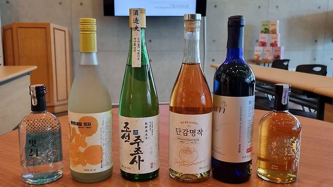 우포의 아침(맑은내일) 주요 제품들. 왼쪽부터 빛소주 24, 맑은내일 유자, 조선주조사, 단감명작, 운암1945, 빛소주 32. /박순욱 기자