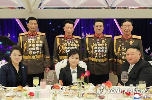 북한 김정은 국무위원장이 딸 김주애와 함께 건군절(2월 8일) 75주년 기념연회에 참석했다고 조선중앙통신이 8일 보도했다.   연합뉴스