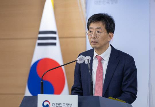 양청삼 개인정보보호위원회 조사조정국장이 8일 정부서울청사에서 메타에 대한 제재 결정 사항에 대해  브리핑 하고 있다. 개인정보위 제공